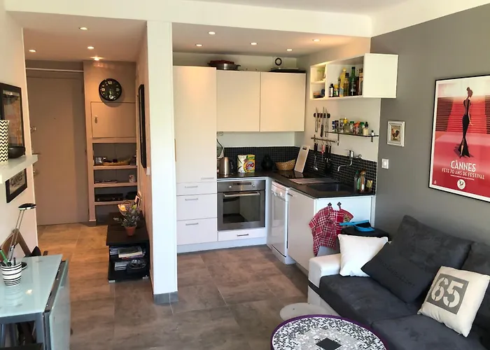 Only 60M To The Beach, 2 Bedroom Cozy Apartment, 80M2 Big Garden, Very Central