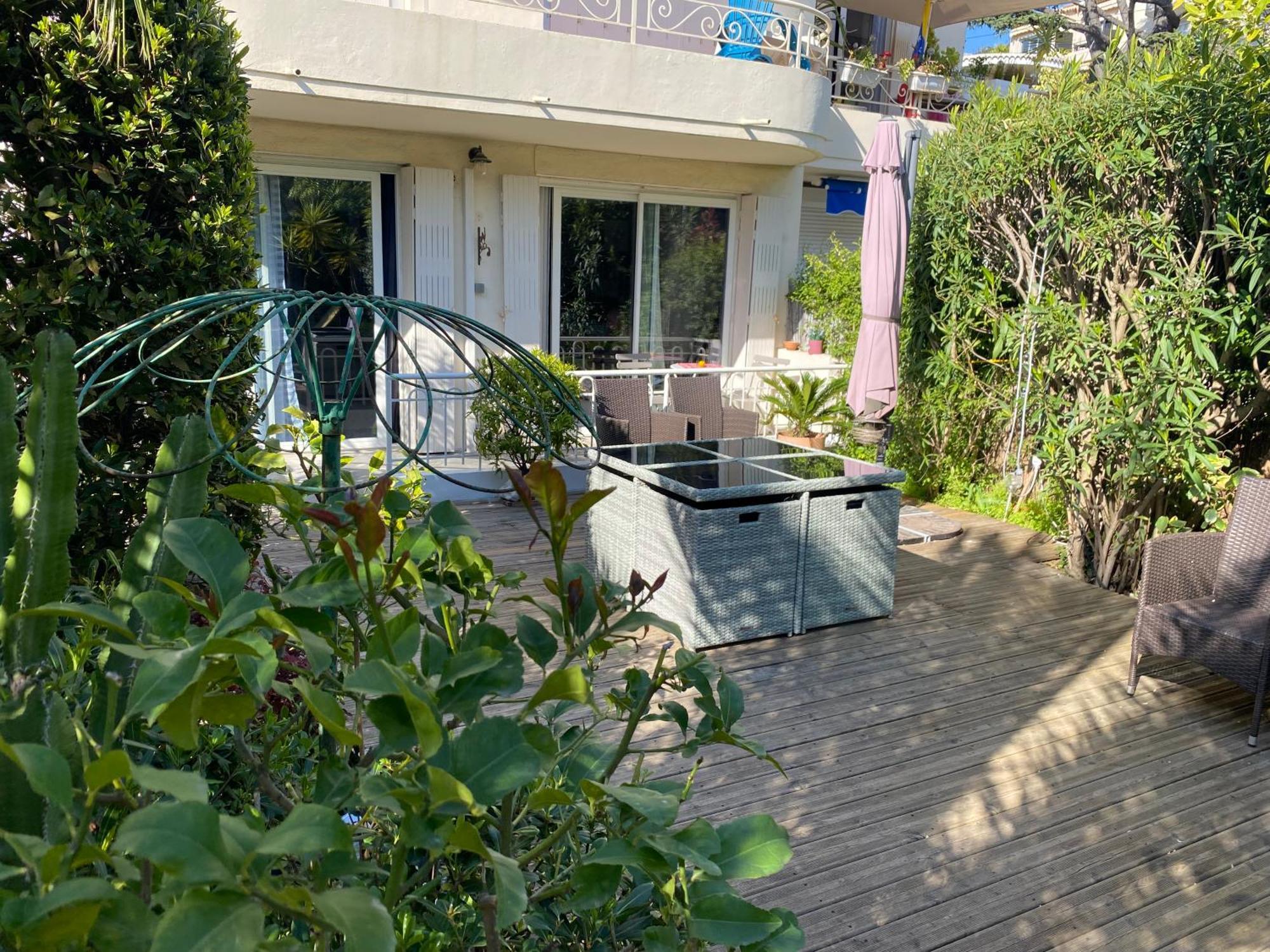 Apartment Only 60m To The Beach, 2 Bedroom Cozy Apartment, 80m2 Big Garden, Very Cannes